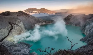 Kawah Ijen, Api Biru dan Pemandangan Dramatis di Ujung Jawa