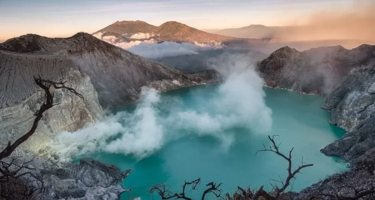 Kawah Ijen, Api Biru dan Pemandangan Dramatis di Ujung Jawa