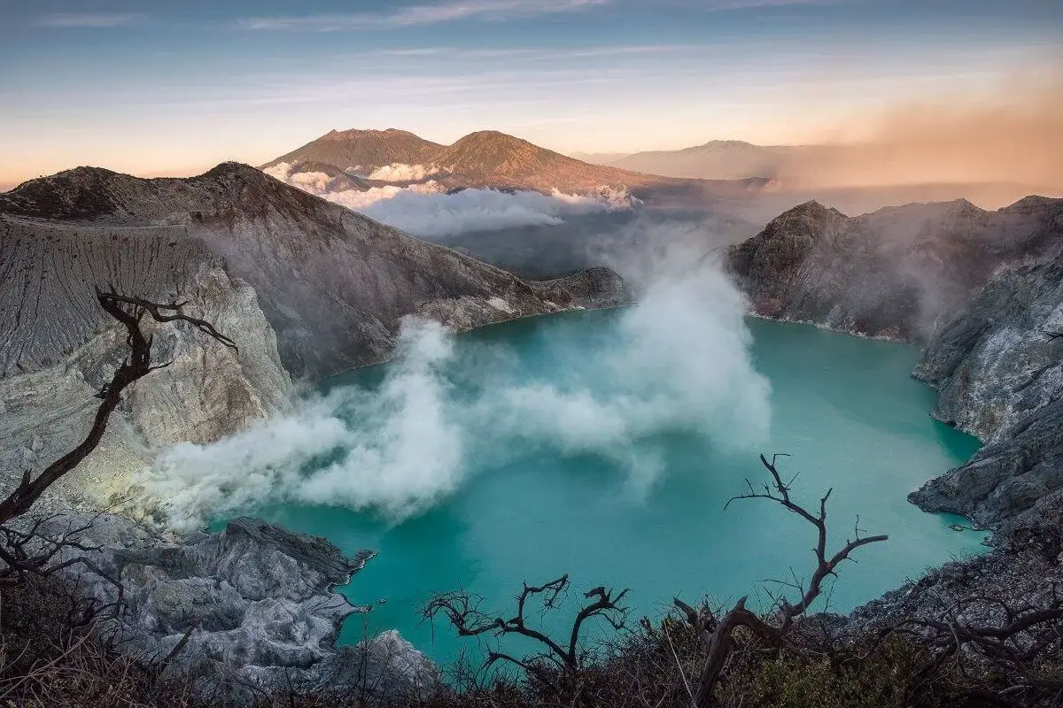Kawah Ijen, Api Biru dan Pemandangan Dramatis di Ujung Jawa