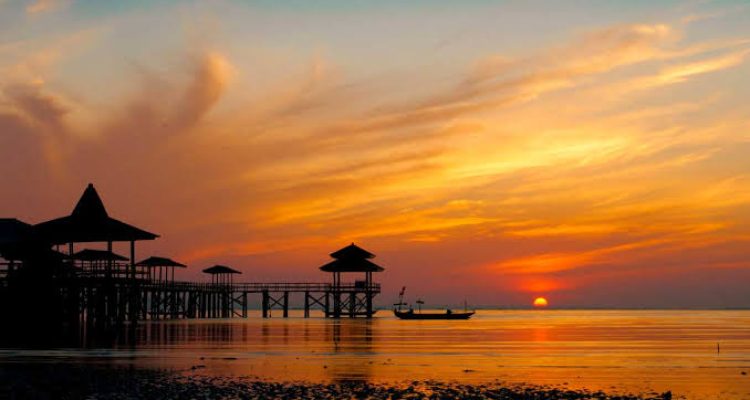 Rekomendasi Pantai di Surabaya untuk Menikmati Senja dan Suasana Pesisir