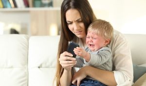 Saat Anak Tantrum, Orang Tua Perlu Tenang Sebelum Mengajak Anak Tenang